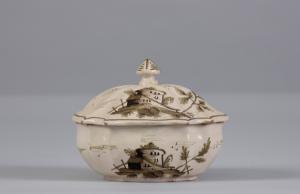 Arte Meridionale (Puglia?), XVIII Secolo, Zuppiera alla casetta in maiolica policroma